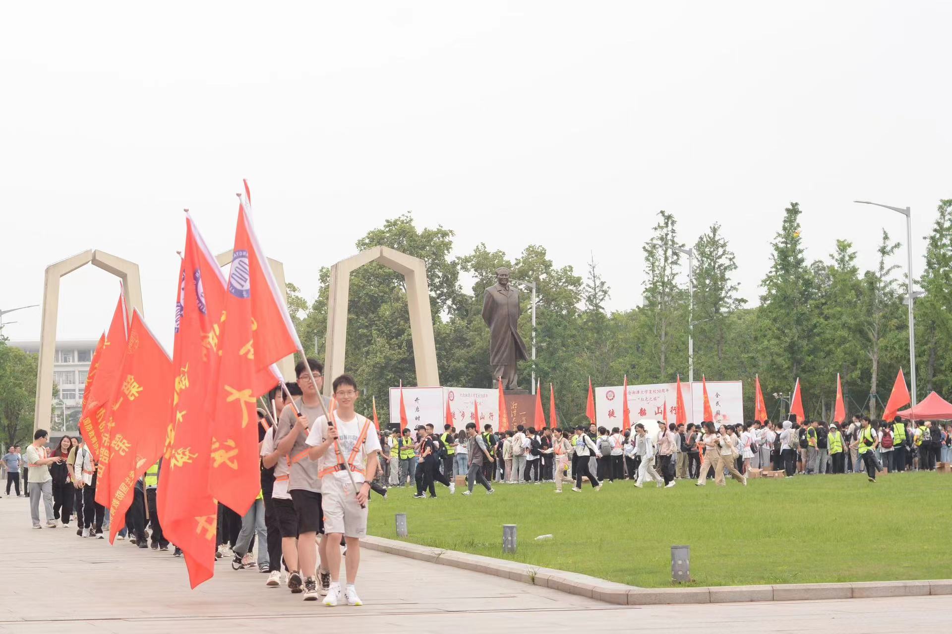 500余名湘大学子徒步韶山行2.jpg 500余名湘大学子徒步韶山行2.jpg
